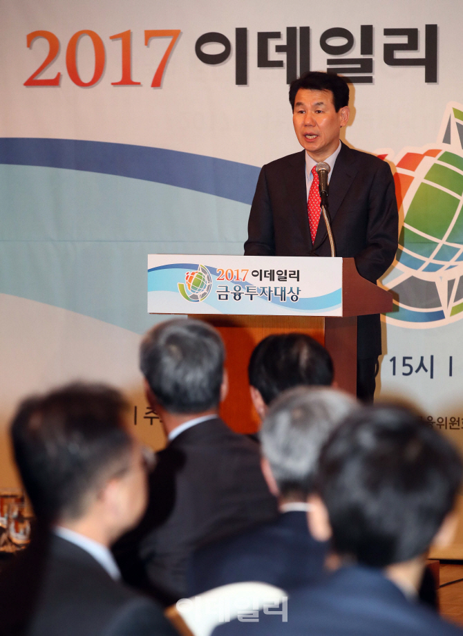 [포토]2017 이데일리 금융투자대상, '축사하는 정은부 금융위 부위원장'