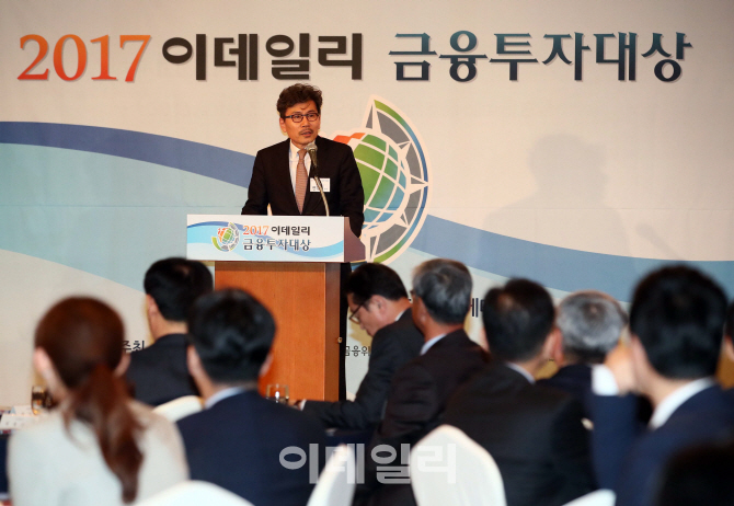 [포토]2017 이데일리 금융투자대상, '심사평하는 연강흠 교수'