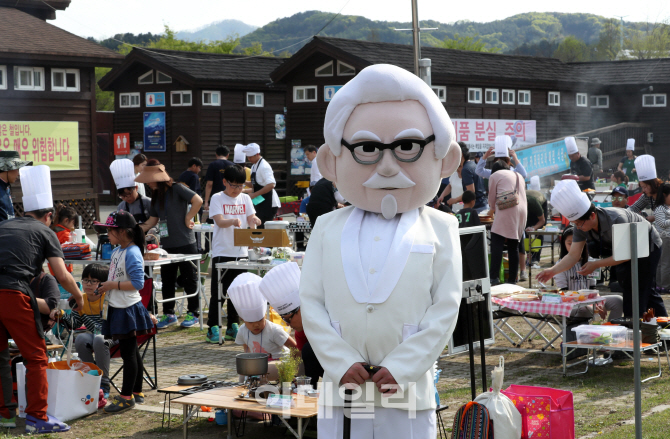 [포토]'이데일리와 함께하는 제 3회 캠핑요리축제 렛츠 고 캠핑' 찾은 KFC의 창시자 커넬샌더...