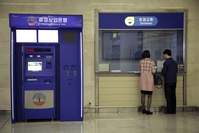 中 대북 제재에 ATM 멈추고 주유소 문닫고