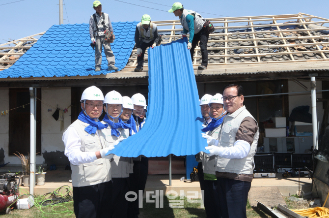 [포토]농협, 사랑의 집 고치기 농가희망봉사단 봉사활동