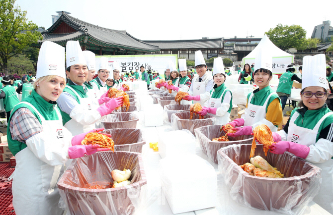 [포토]'맛있게 김장했어요'