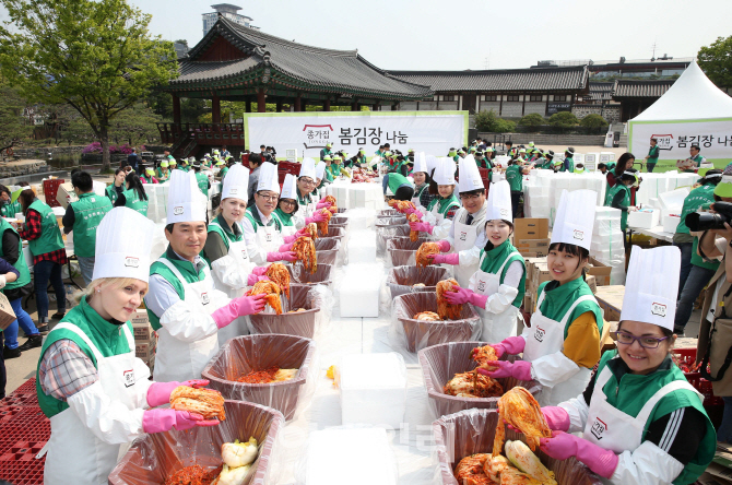 [포토]'종가집 봄김장 나눔, 따뜻한 봄기운 전해요~'