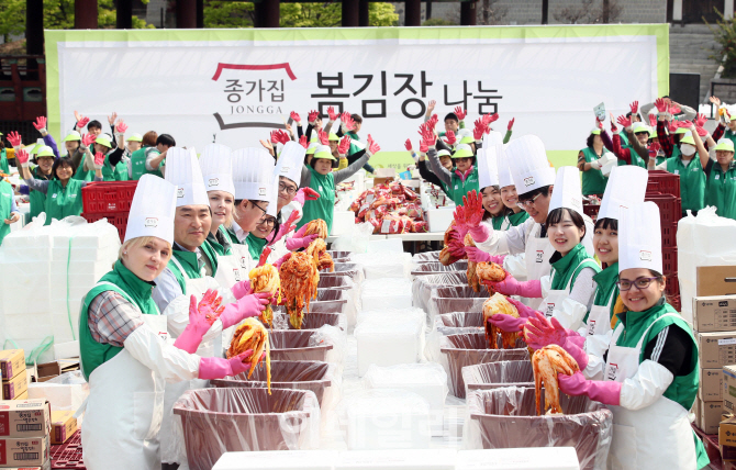 [포토]'따뜻한 정성으로 종가집 봄김장 나눔'