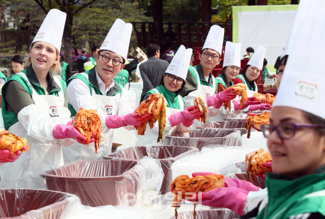 [포토]'종가집, 정성 가득 담은 봄김장'