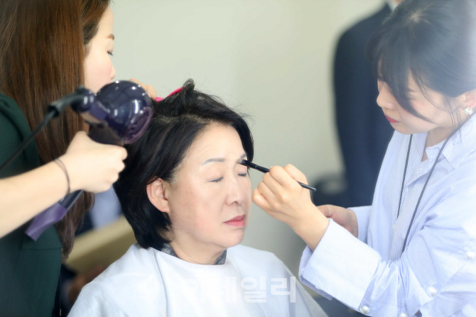 [포토]방송토론 앞두고 메이크업하는 심상정