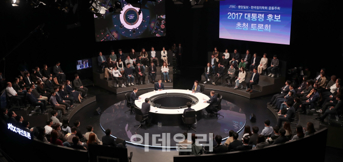 [포토]대선후보들의 원탁토론