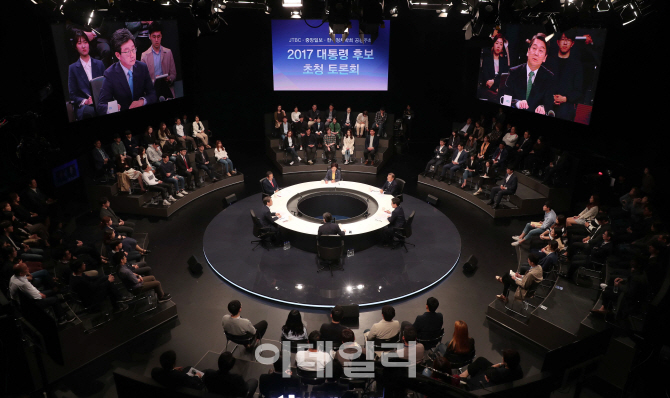[포토]밤 늦도록 치열한 토론하는 19대 대선후보들