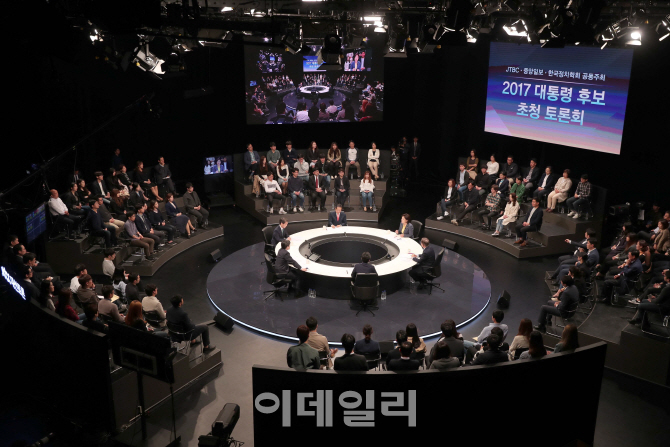 [포토]밤 늦도록 토론하는 19대 대선후보들