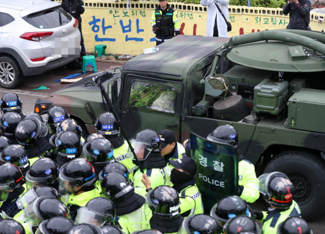 사드 장비 전격 배치..국방부 "조속한 작전운용능력 확보 차원"