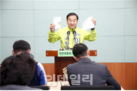 이재오 “행정구역 개편하면 경상도·전라도 없어진다”