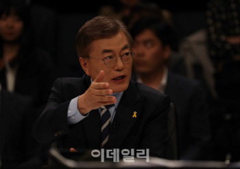 문재인 동성애 발언에 갑론을박…"지지 철회 vs 자질 무관"