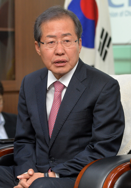 자유한국당 "트럼프 10억 달러, 洪 들어서면 염려 전혀 없다"