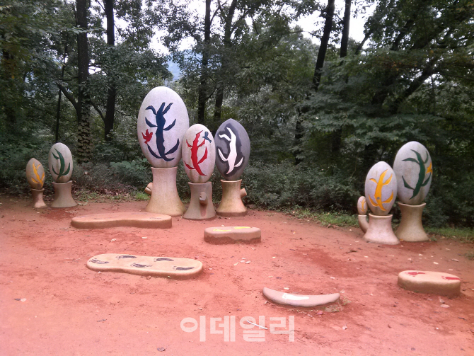  맨발로 촉감 느끼며 걷는 ‘계족산 황톳길’