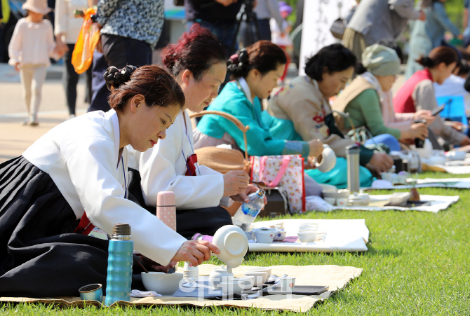 [포토] '2017문경전통찻사발축제' - 국제 명상 차회