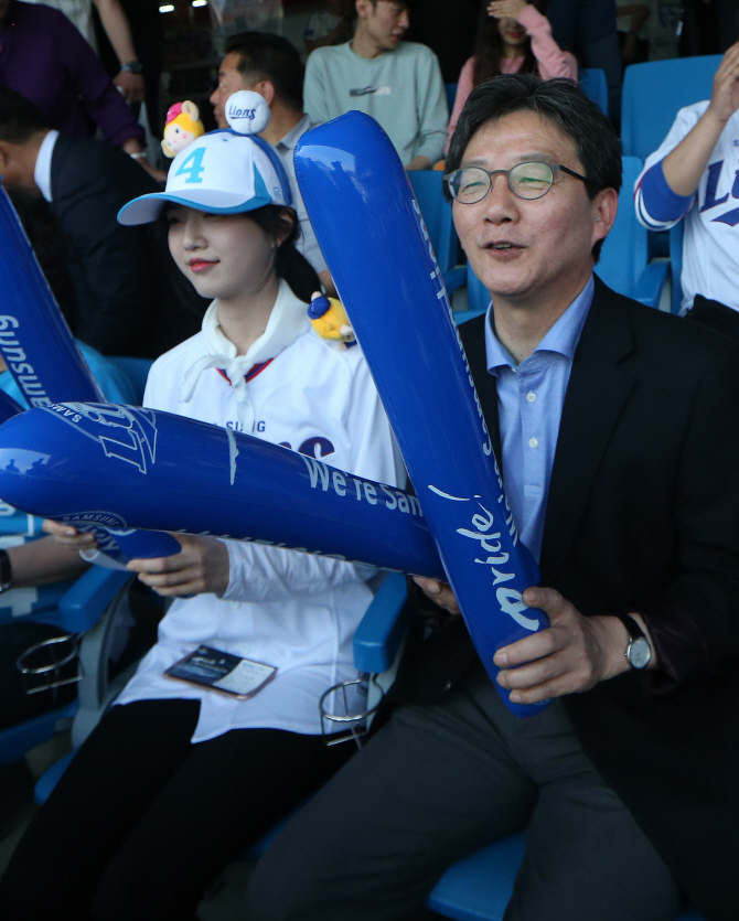 [포토] 유승민 '딸과 함께 첫 야구장 데이트'