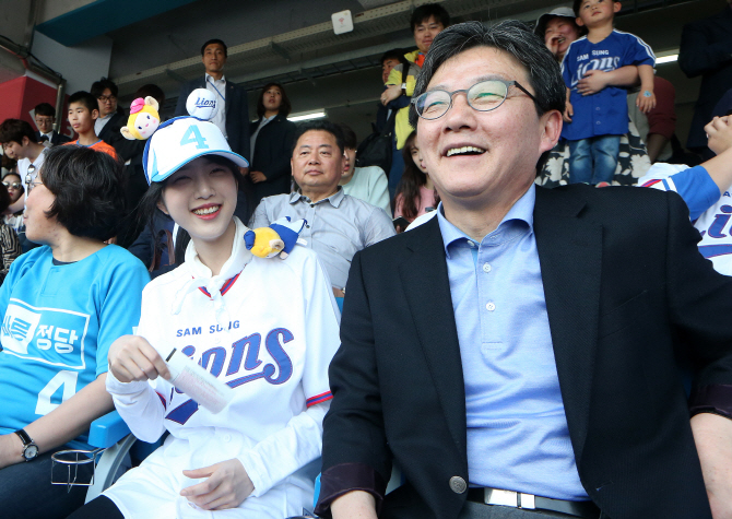 [포토] 유승민 '딸 유담씨와 야구장 데이트'