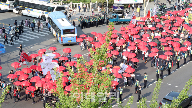 [포토]광화문으로 행진하는 노동자들
