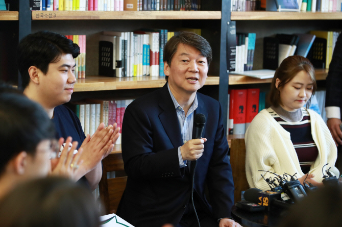 바른정당 탈당 사태..安 "낡은 양당체제 대결판 부활 우려"