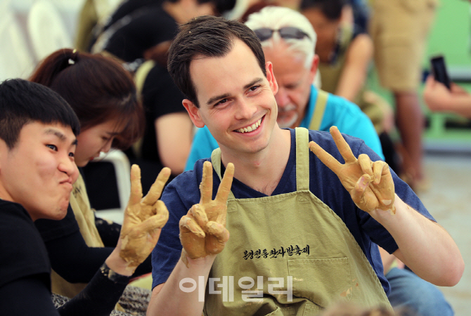 [포토] 문경전통찻사발 축제-찻사발 빚기 체험하는 외국인...