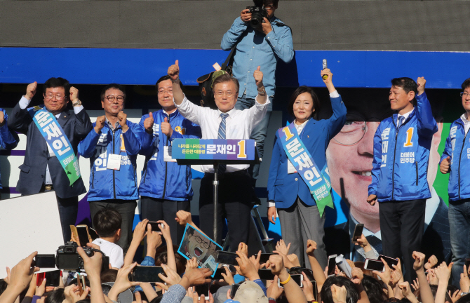 마산 찾은 文 "경남 자부심 이어가겠다..洪 심판 앞장서야"