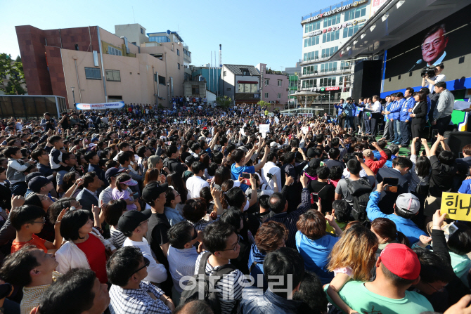 [르포]문재인 "마산·진주 디비졌나" "디비졌다"(종합)