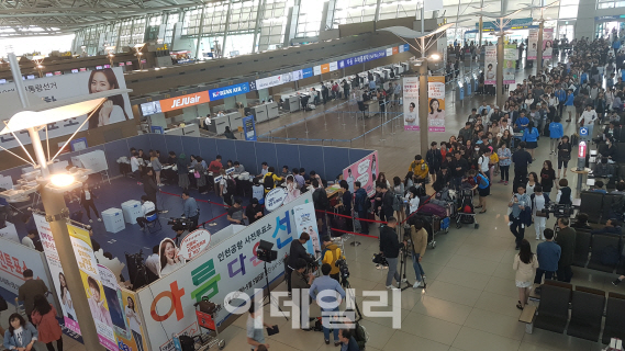 인천공항, 출국 수속보다 긴 사전투표 행렬…"그래도 포기할 순 없죠"