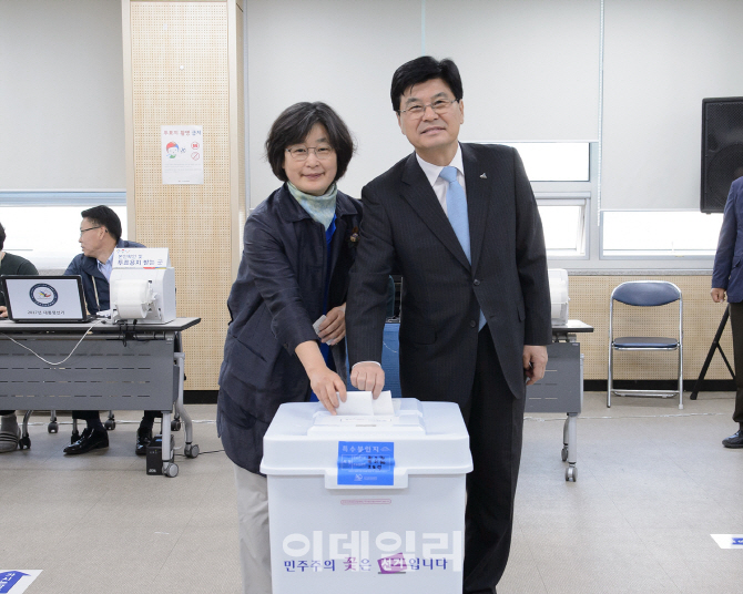 이춘희 세종시장, 북세종통합행정복지센터서 사전투표 동참