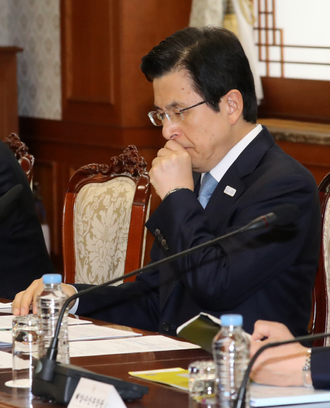 黃권한대행 "정부 성과 쓰나미처럼 무너져 안타깝다"