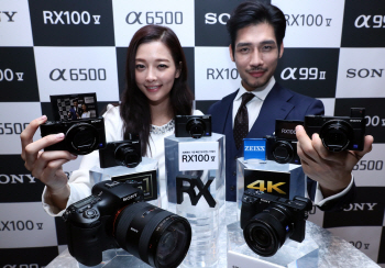 스마트폰 10년 열풍에 휘청이는 100년 전통 카메라