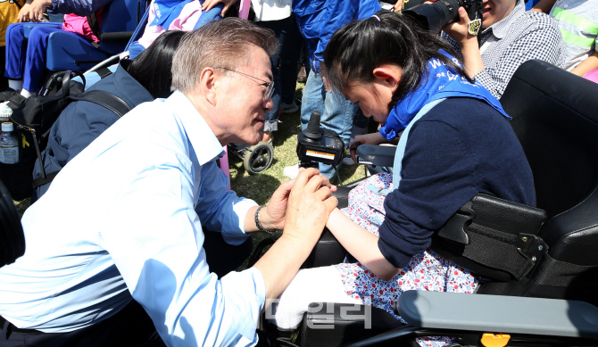 [포토]문재인,  '너와 나, 우리는 친구!' 장애아 가족과 비장애아 가족이 함께하는 소풍 찾아
