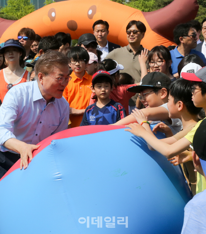 [포토]국회 어린이날 행사 참석한 문재인 더불어 민주당 대선 후보