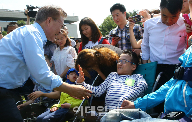 [포토]장애아들 손 꼭 잡은 문재인 후보
