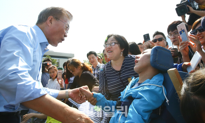 [포토]장애아들 손 꼭 잡은 문재인 더불어 민주당 후보
