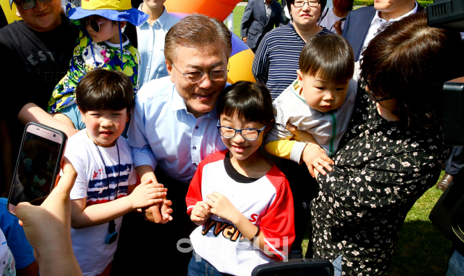 [포토]문재인, 어린이들과 함께 찰칵!