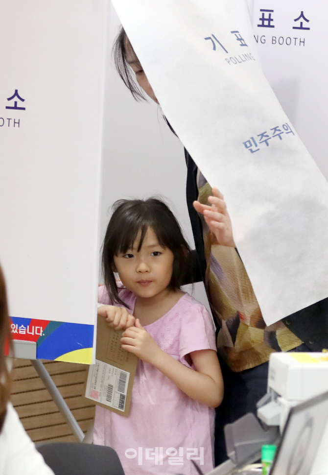 [포토]'고사리 손으로 투표봉투 접어요!'