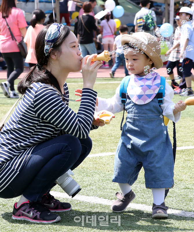 [포토]엄마가 만들어주는 비눗방울
