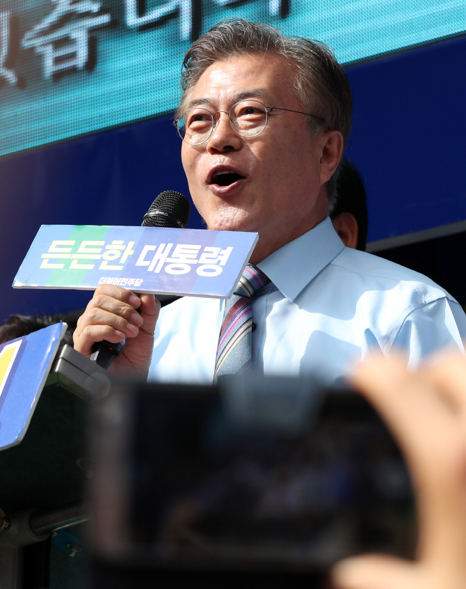 문재인, TK서 洪 겨냥 “표 받을 욕심에 탄핵 반대..누구입니까”