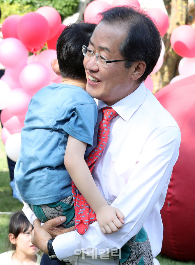 [포토]어린이 품에 안은 홍준표