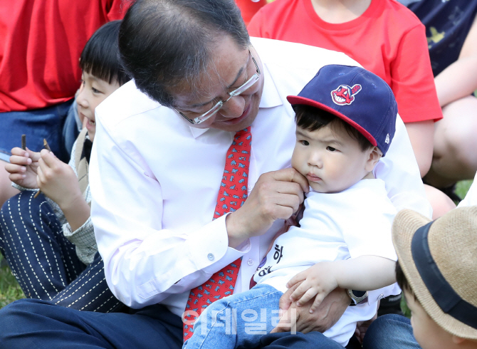 [포토]어린이와 함께 시간 보내는 홍준표