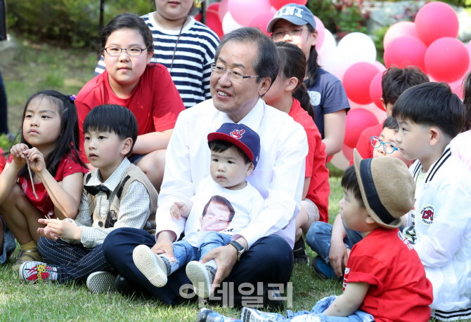 [포토]어린이들과 함께 시간 보내는 홍준표