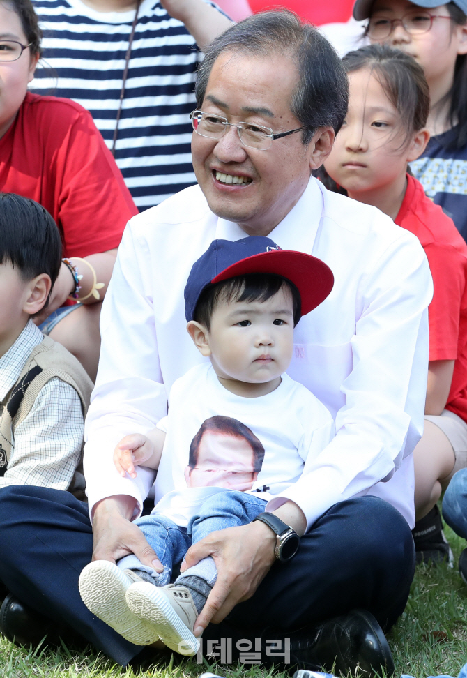 [포토]홍준표 티셔츠 입고 홍준표 품안에
