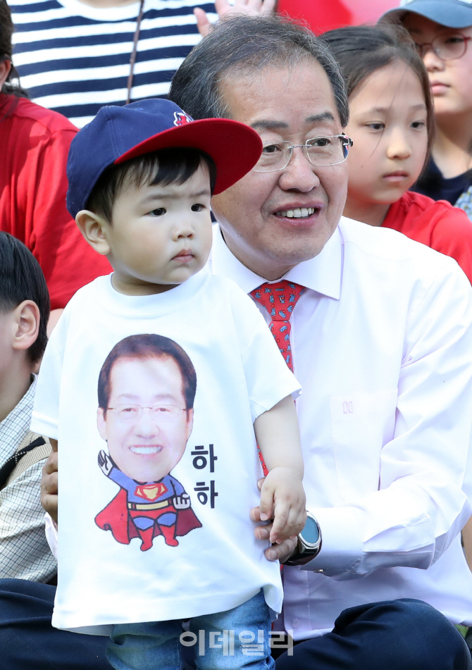 [포토]홍준표 티셔츠 입고 홍준표와 함께
