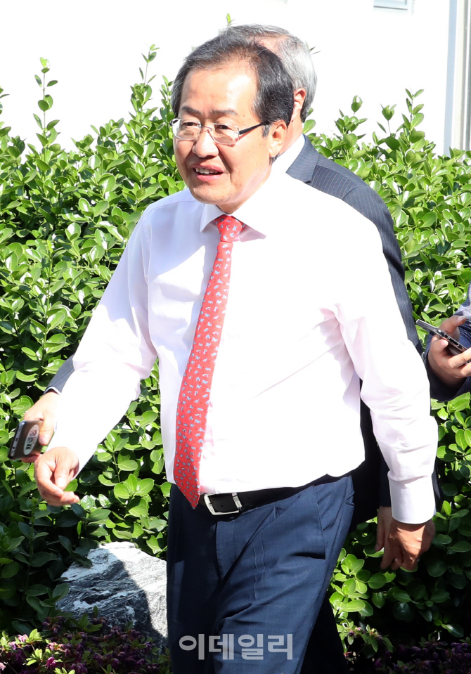 [포토]홍준표, '바쁘다 바뻐'