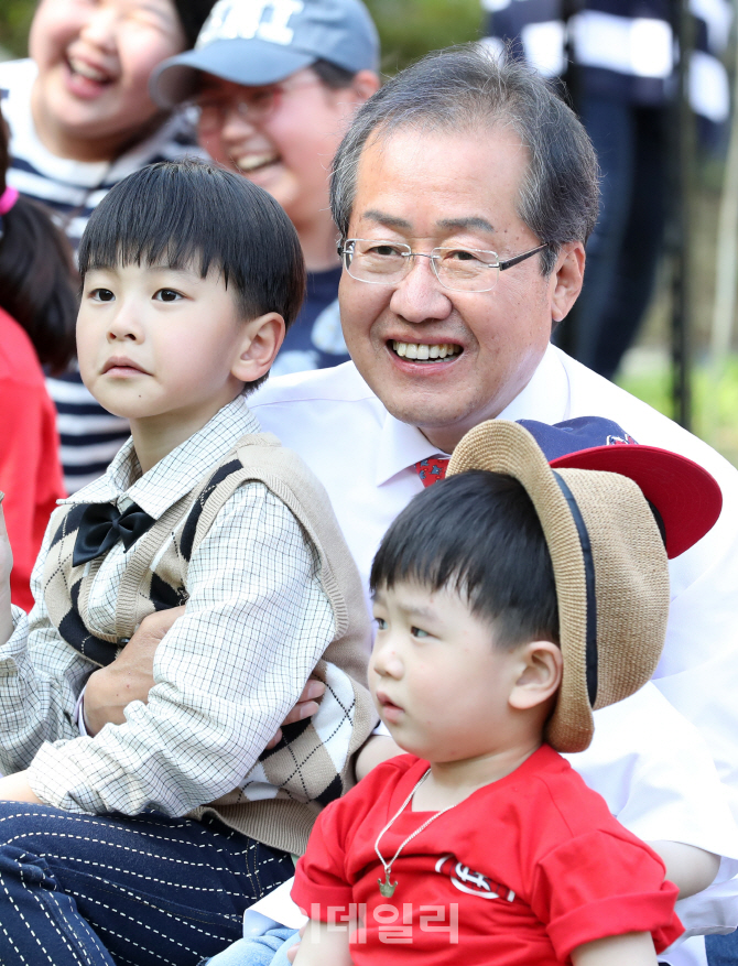 [포토]어린이들, 홍준표 품안에