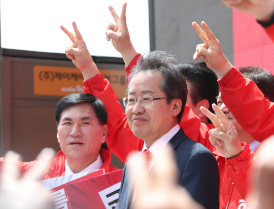 洪 "親朴 징계 해제·바른정당'복당" 긴급명령…한국당, 전격 수용