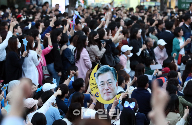 [포토]홍대에 뜬 문재인