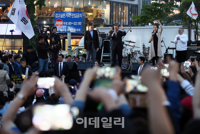 [포토]문재인, '홍대에서 투표참여 독려'