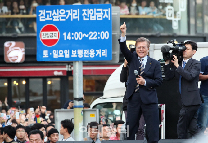 [포토]홍대에 나타난 문재인