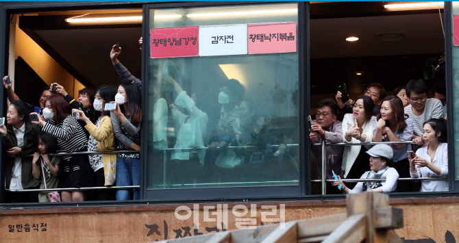 [포토]감자전보다 문재인